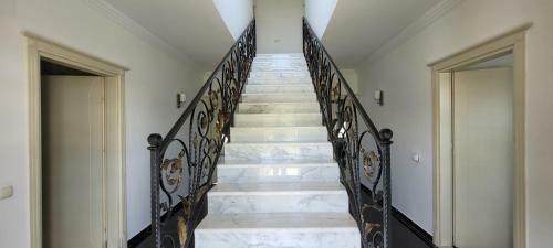 Immaculate 4-bed Villa With Large Garden And Pool