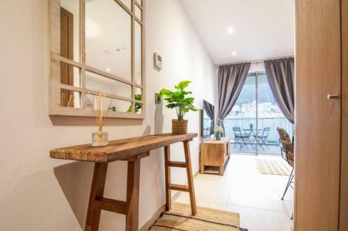 Luxury Modern Apartment With Exceptional Views!