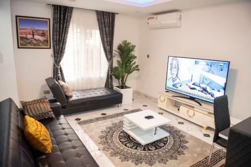 Luxury 3 Bedrooms Apart-24hrs Elect/wifi/security