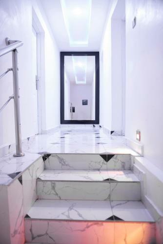Luxury 3 Bedrooms Apart-24hrs Elect/wifi/security