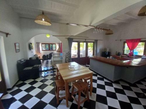 Apartamento Cheerful Three Bedroom Apt With Garden In Town