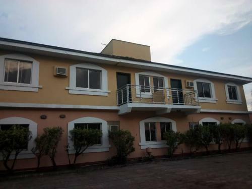 3 Br Apartment With Swimming Pool