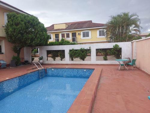 3 Br Apartment With Swimming Pool