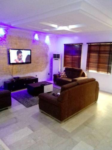 4 Bedroom Detached Bungalow Short Let