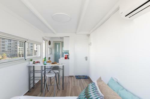 Bright And Modern Studio Apartment