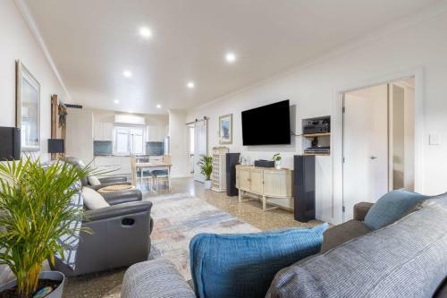 Entire Serviced Apartment With Wifi And Hot Tub