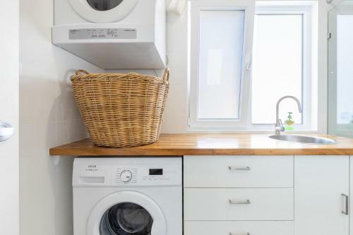Entire Serviced Apartment With Wifi And Hot Tub