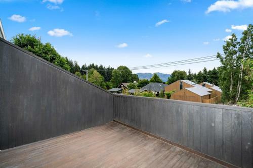Eely Point Oasis - Wanaka Holiday Home