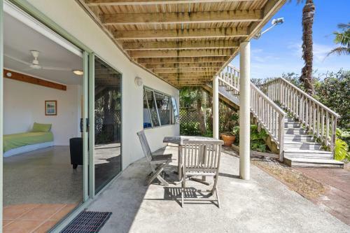 Sandy Beach House - Coopers Beach Holiday Home