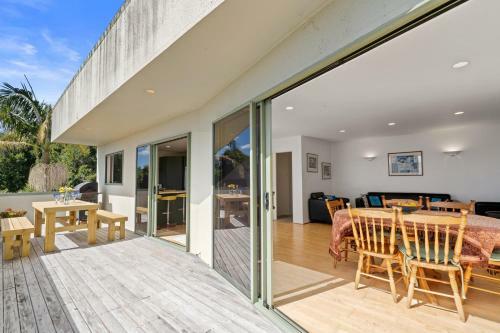 Sandy Beach House - Coopers Beach Holiday Home