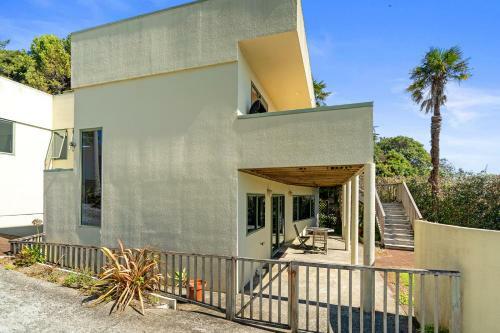 Sandy Beach House - Coopers Beach Holiday Home