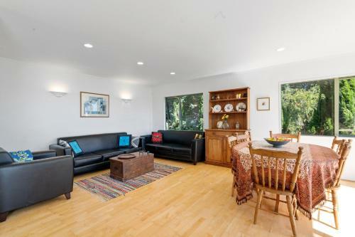 Sandy Beach House - Coopers Beach Holiday Home