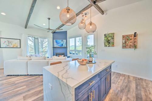 Luxe Pine Escape With Mtn Views And Gas Fire Pit!