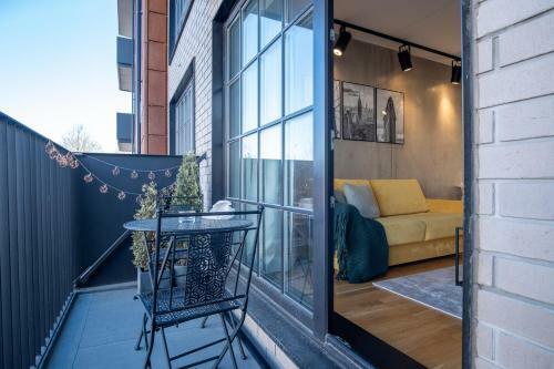 Exclusive Apartment With Balcony By Seaside