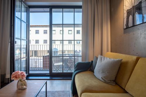 Exclusive Apartment With Balcony By Seaside