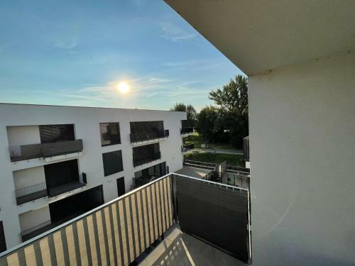 Greenbay Apartment With Free Parking