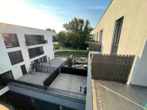 Greenbay Apartment With Free Parking