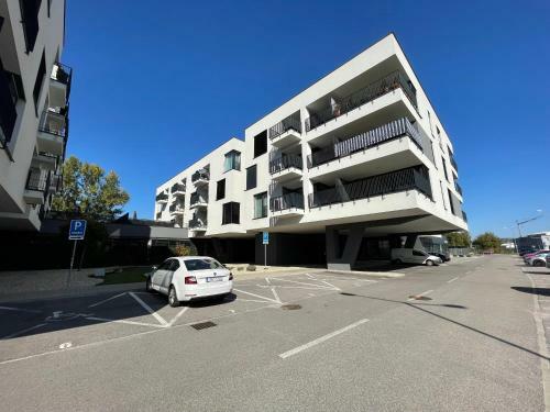 Greenbay Apartment With Free Parking