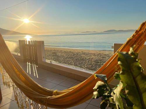 Casa P� Na Areia Sc De Frente Para O Mar