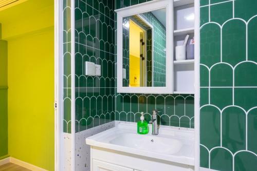 Locals Apartment Inn 00