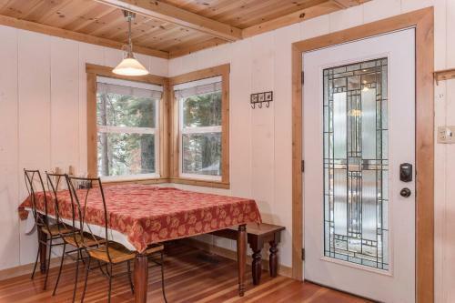 Chic Carnelian Bay Cabin