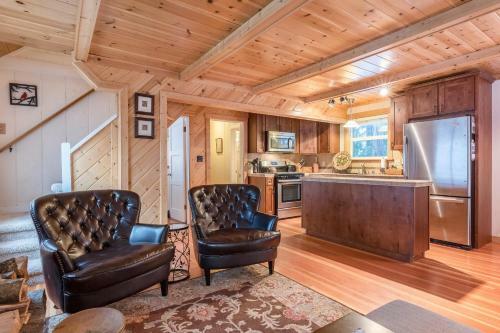 Chic Carnelian Bay Cabin