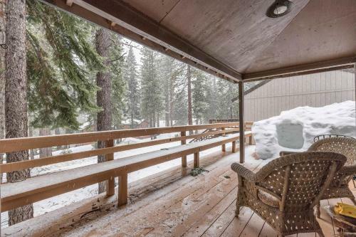 Chic Carnelian Bay Cabin
