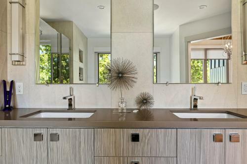Luxury Lakefront Retreat