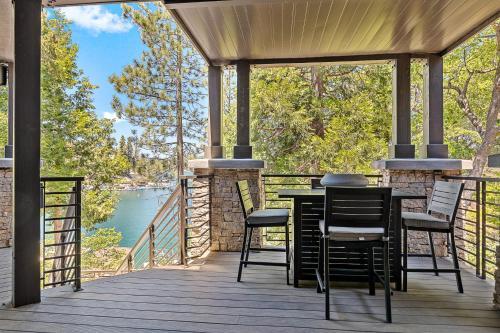 Luxury Lakefront Retreat
