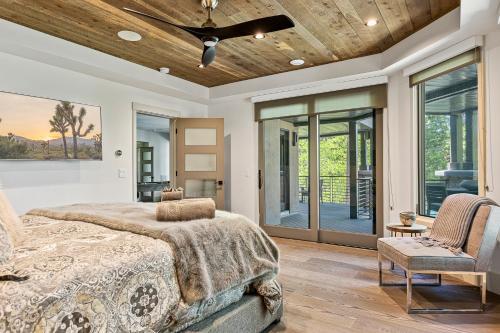 Luxury Lakefront Retreat