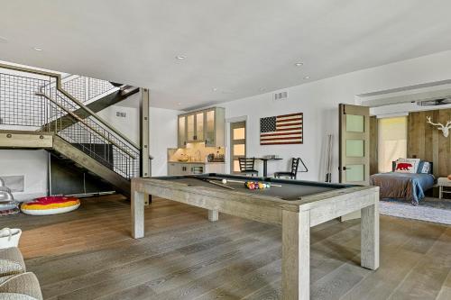 Luxury Lakefront Retreat
