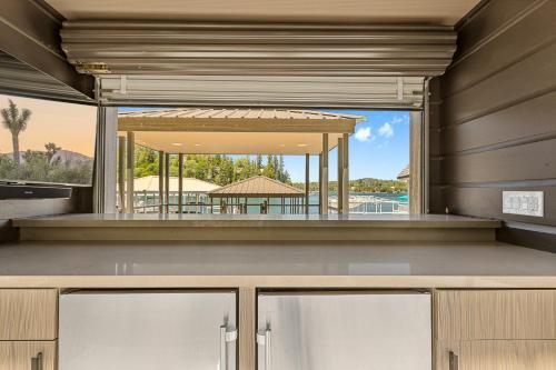 Luxury Lakefront Retreat