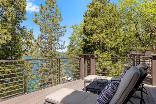 Luxury Lakefront Retreat