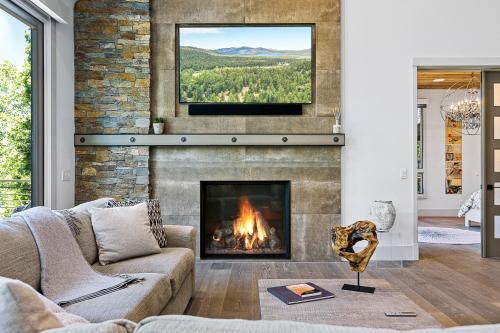 Luxury Lakefront Retreat
