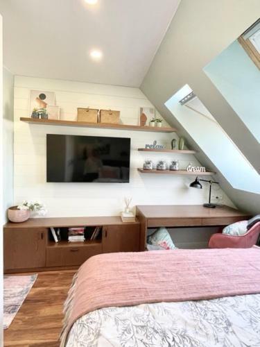 Executive 2 Bedroom Apartment + Parking