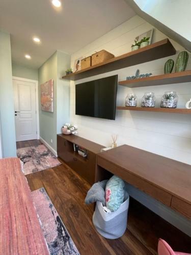 Executive 2 Bedroom Apartment + Parking