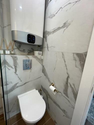 Executive 2 Bedroom Apartment + Parking