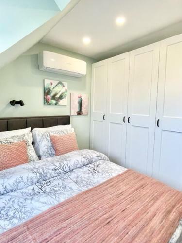 Executive 2 Bedroom Apartment + Parking