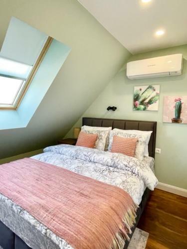 Executive 2 Bedroom Apartment + Parking