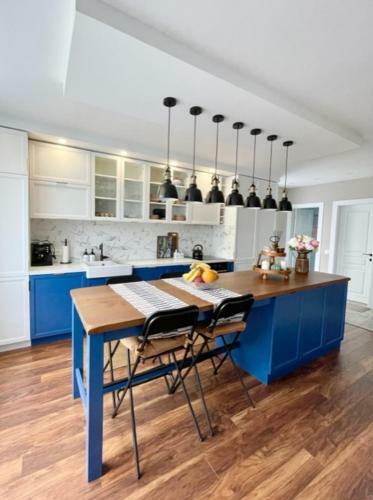 Executive 2 Bedroom Apartment + Parking