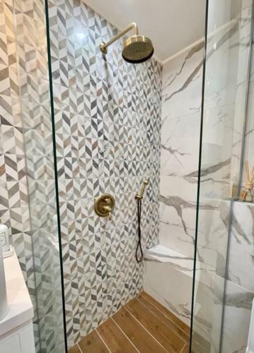 Executive 2 Bedroom Apartment + Parking