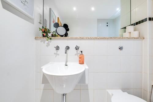 Unique Boutique Apartment 2 Bed - Free Parking.