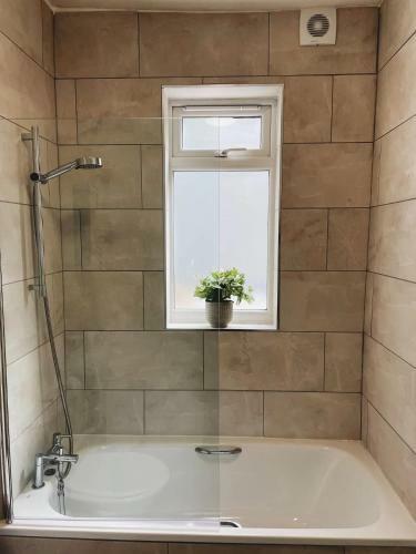 Modern 3 Bed Apartment Close To City Centre
