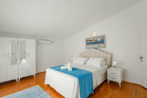 Superb Villa With Private Pool And Excellent View Near Beach In Kas