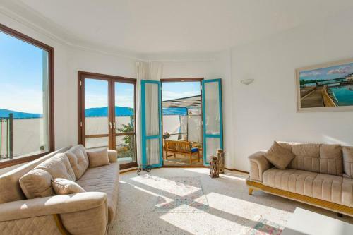 Superb Villa With Private Pool And Excellent View Near Beach In Kas