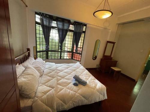 Lovely 3 Bedroom Walk-up Apartment Free Parking
