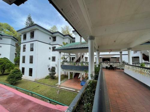 Lovely 3 Bedroom Walk-up Apartment Free Parking