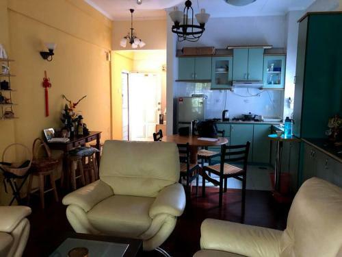 Lovely 3 Bedroom Walk-up Apartment Free Parking