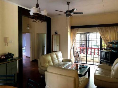 Lovely 3 Bedroom Walk-up Apartment Free Parking