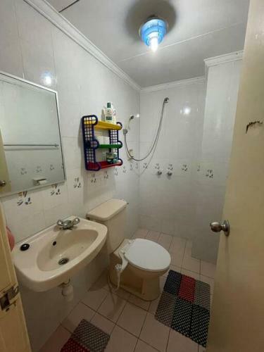Lovely 3 Bedroom Walk-up Apartment Free Parking